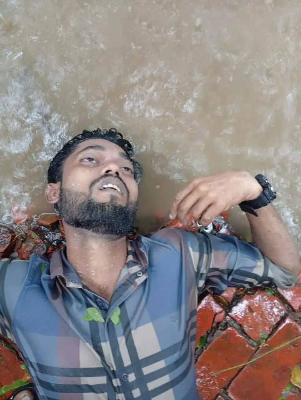 কর্ণফুলীতে রাস্তায় মিলল অজ্ঞাত যুবকের লাশ