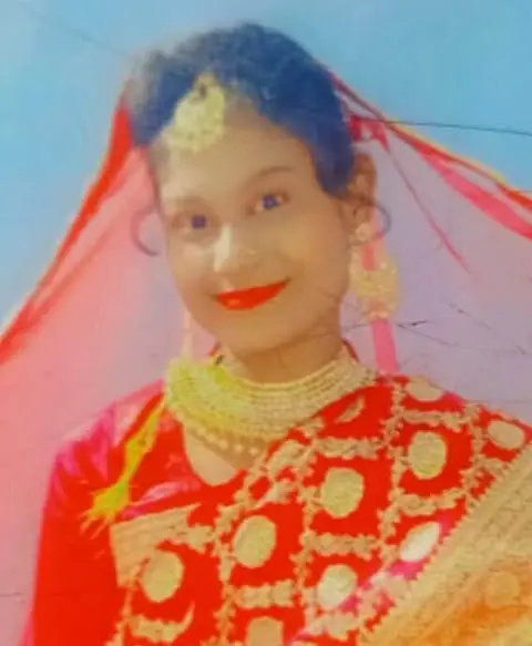 কর্ণফুলীতে গৃহবধূর ঝুলন্ত লাশ উদ্ধার