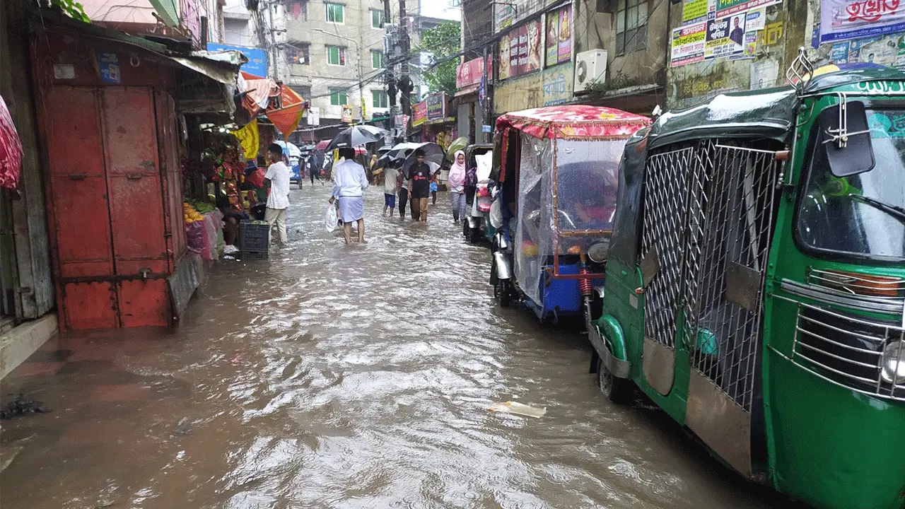 চট্টগ্রামেভারী বৃষ্টিতে জলাবদ্ধতা, ভোগান্তিতে নগরবাসী
