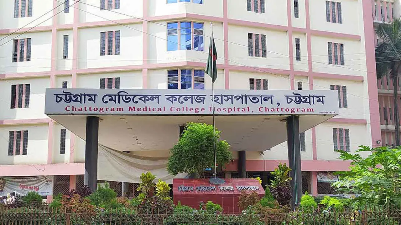 বিমানবন্দরে নিষিদ্ধ পণ্যসহ ধরা, সতর্ক করে ছেড়ে দেওয়া হলো ৩ যাত্রীকে