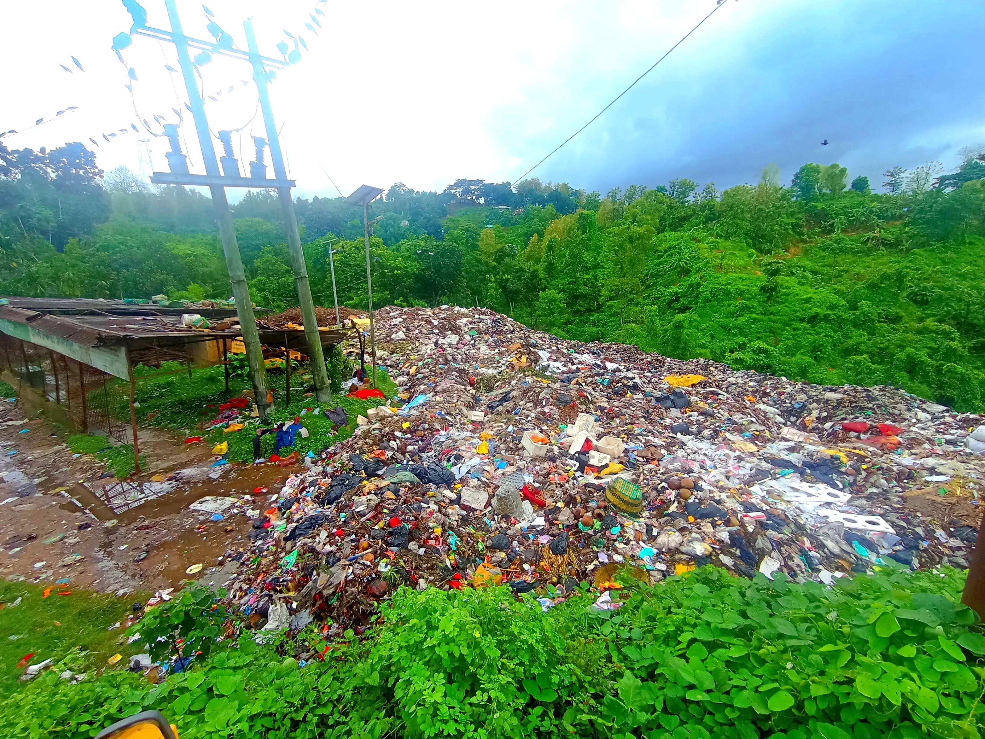ব‌র্জ্যে দু‌ষিত হ‌চ্ছে কাপ্তাই হ্রদ, হুম‌কির মু‌খে জীববৈচিত্র্য