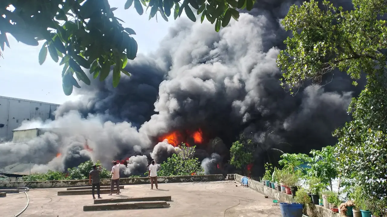 কর্ণফুলী ইপিজেডে লাগা আগুন নিয়ন্ত্রণে