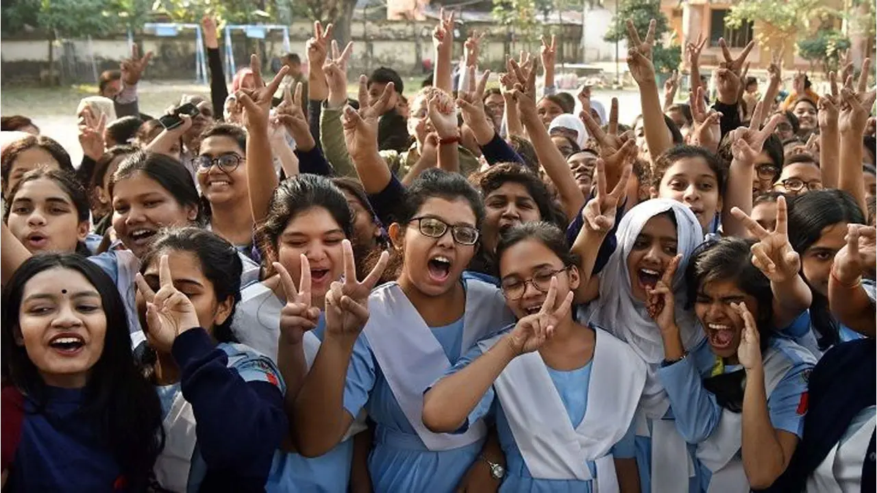 চট্টগ্রামে পাসের হার ও জিপিএ-৫ দুটোতেই এগিয়ে মেয়েরা