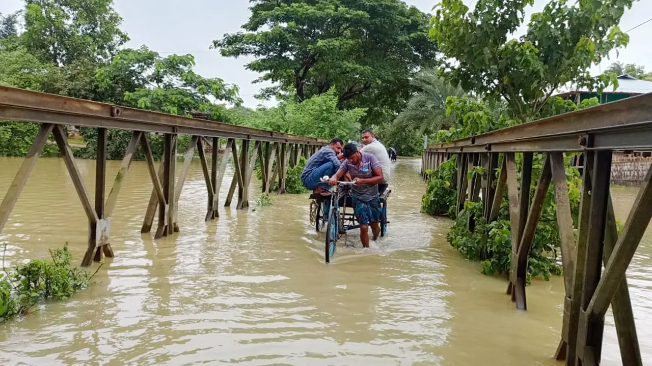 পানিতে তলিয়ে আছে দীঘিনালার কয়েকটি গ্রাম, লংগদুর সঙ্গে সড়ক যোগাযোগ বন্ধ