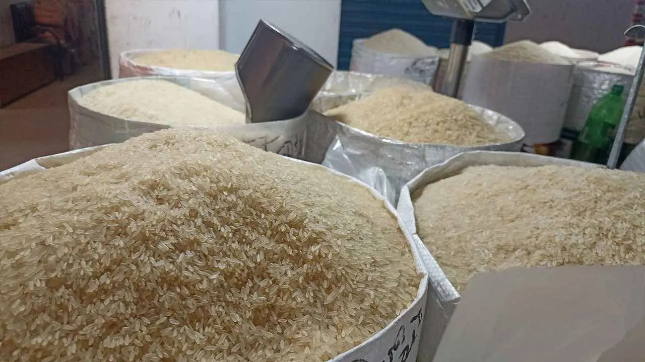 চালের দাম বাড়ছে, চাপে গরিব মানুষ