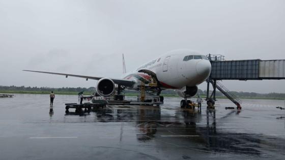 চট্টগ্রামে যান্ত্রিক ত্রুটি নিয়ে রানওয়েতে আটকে পড়ে হজযাত্রীদের ফ্লাইট