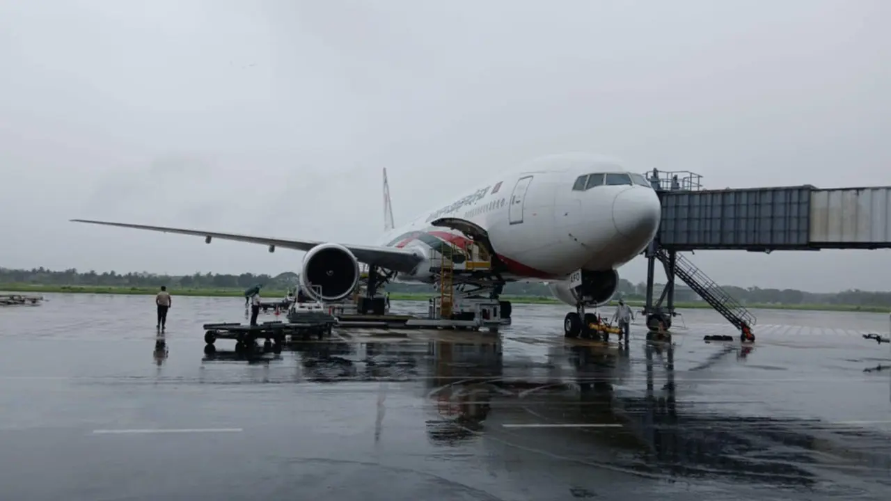 চট্টগ্রামে যান্ত্রিক ত্রুটি নিয়ে রানওয়েতে আটকে পড়ে হজযাত্রীদের ফ্লাইট