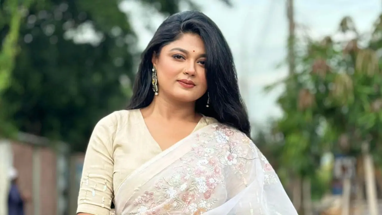 মুখ ঢেকে বাজারে গিয়ে বলি, ‘এটার দাম কত’